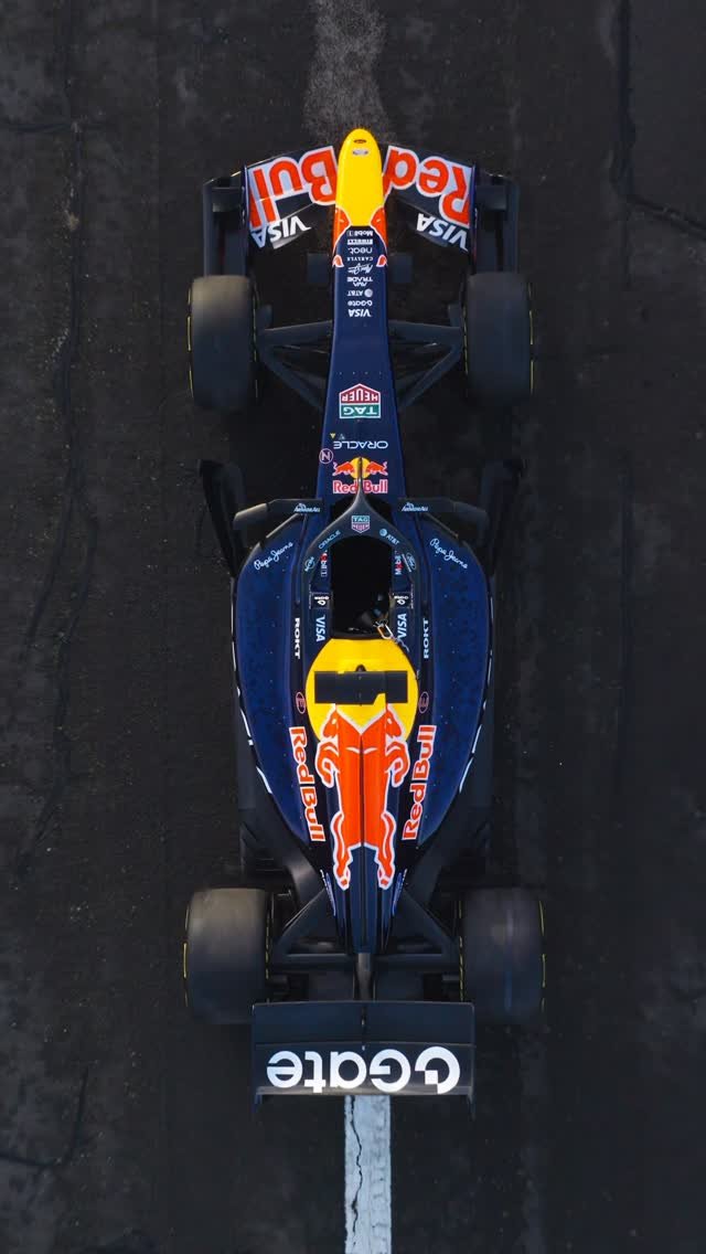 redbullmotorsports 게시물 이미지: Lift off for our 2026 livery ✈️

#F1...