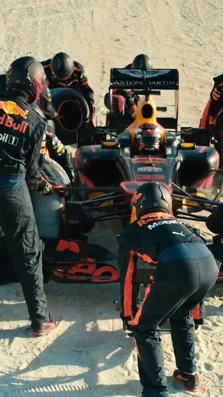 redbullracing 게시물 이미지: Beach day activities 😉🌴

#F1 #RedBullRacing...