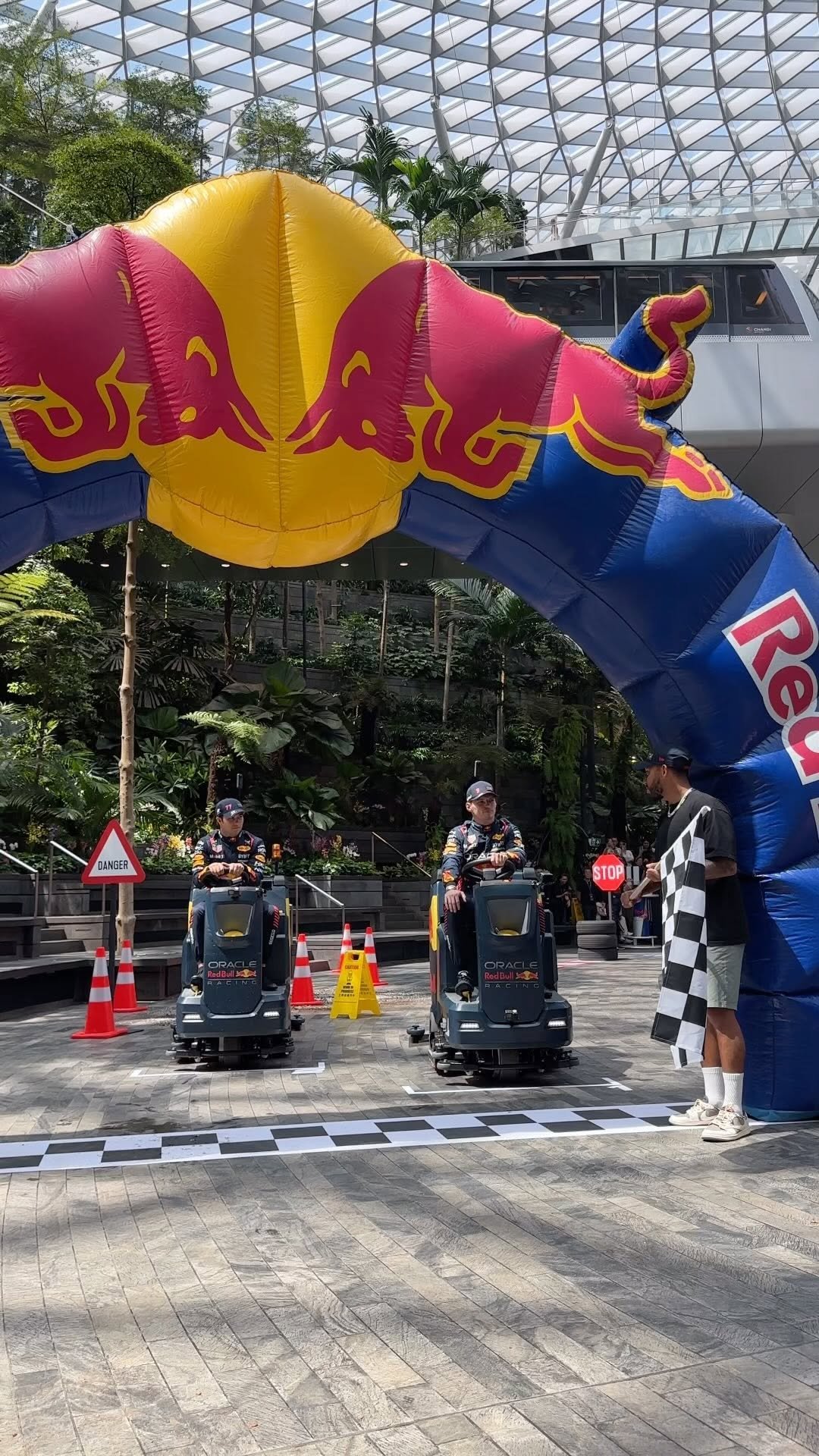 redbullsg 게시물 이미지: 3…2…1… Lights out, away we clean in Singapore...