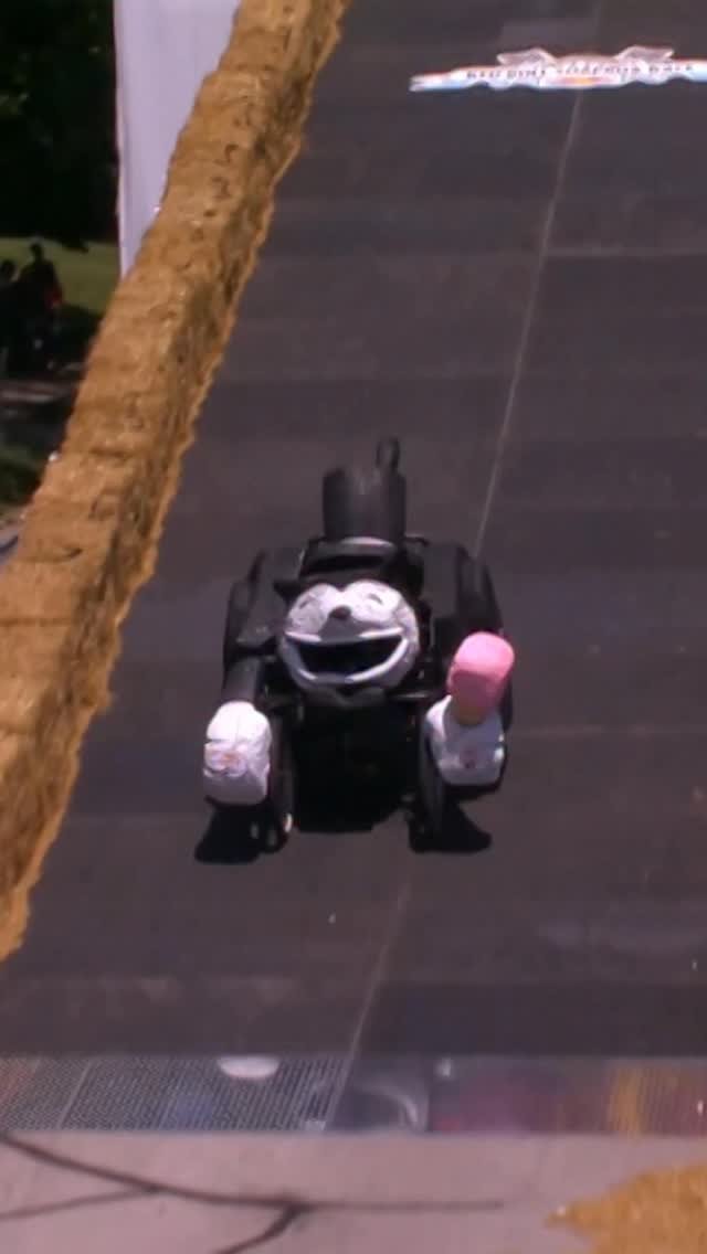 redbullsoapbox 게시물 이미지: big cat energy 🐈‍⬛

#redbull #givesyouwiiings...
