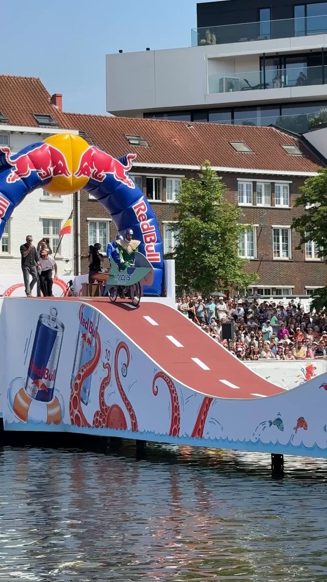 redbullsoapbox 게시물 이미지: even superheroes need balance 😏

#redbull...
