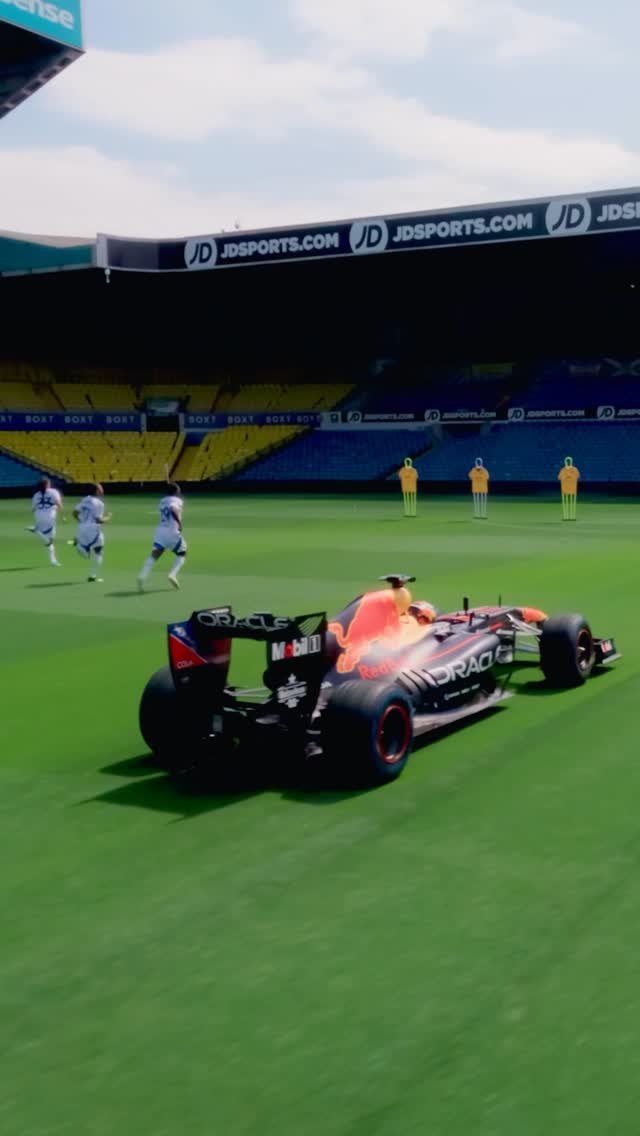 redbulluk 게시물 이미지: footballers vs an F1 car in race… ON GRASS 👀...