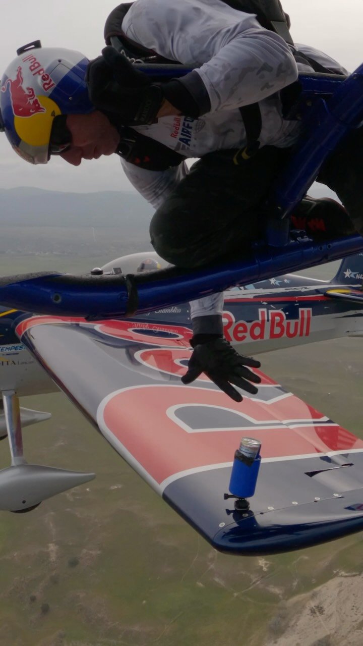 redbullusa 게시물 이미지: earned his wiiings 🫡

🪂: @andyfarrington_ 
🚁:...