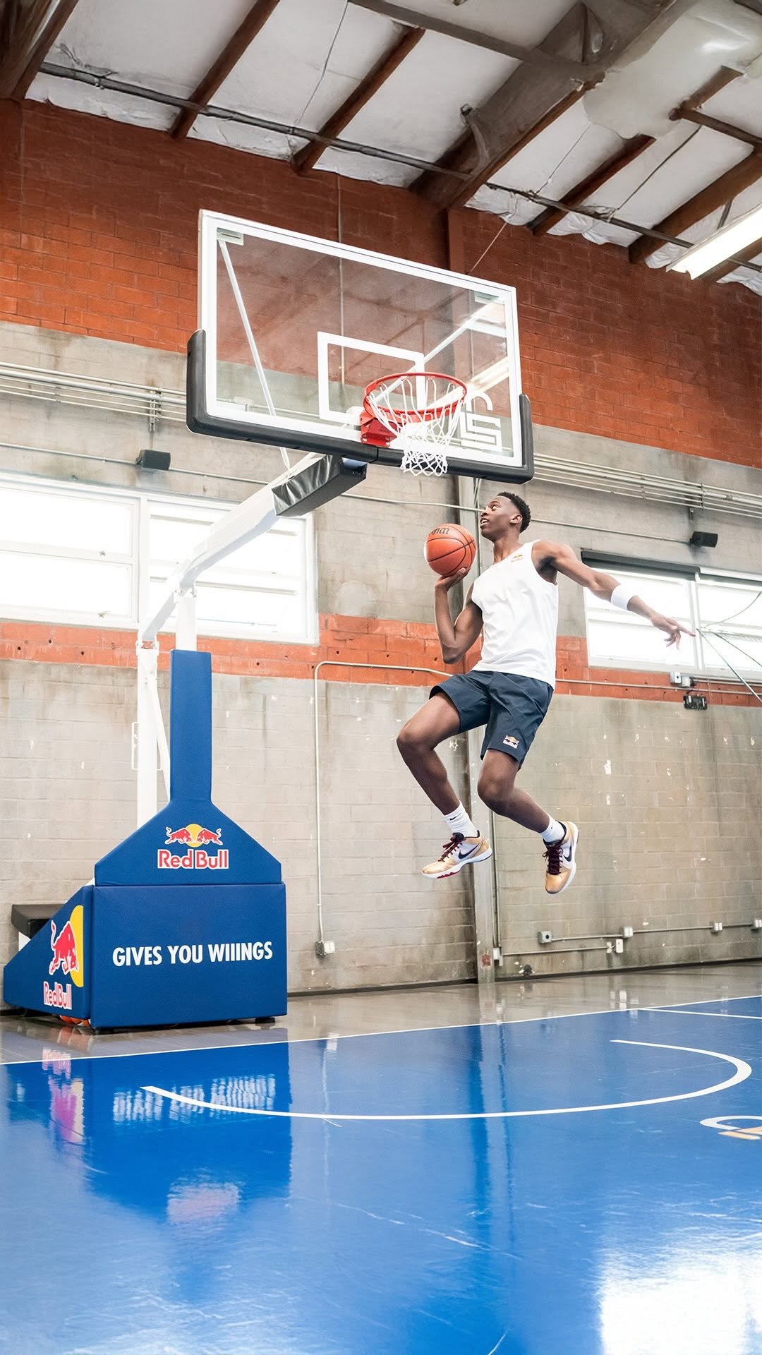 redbullusa 게시물 이미지: 12ft on deck 👀 @aj.dybantsa got wiiings...