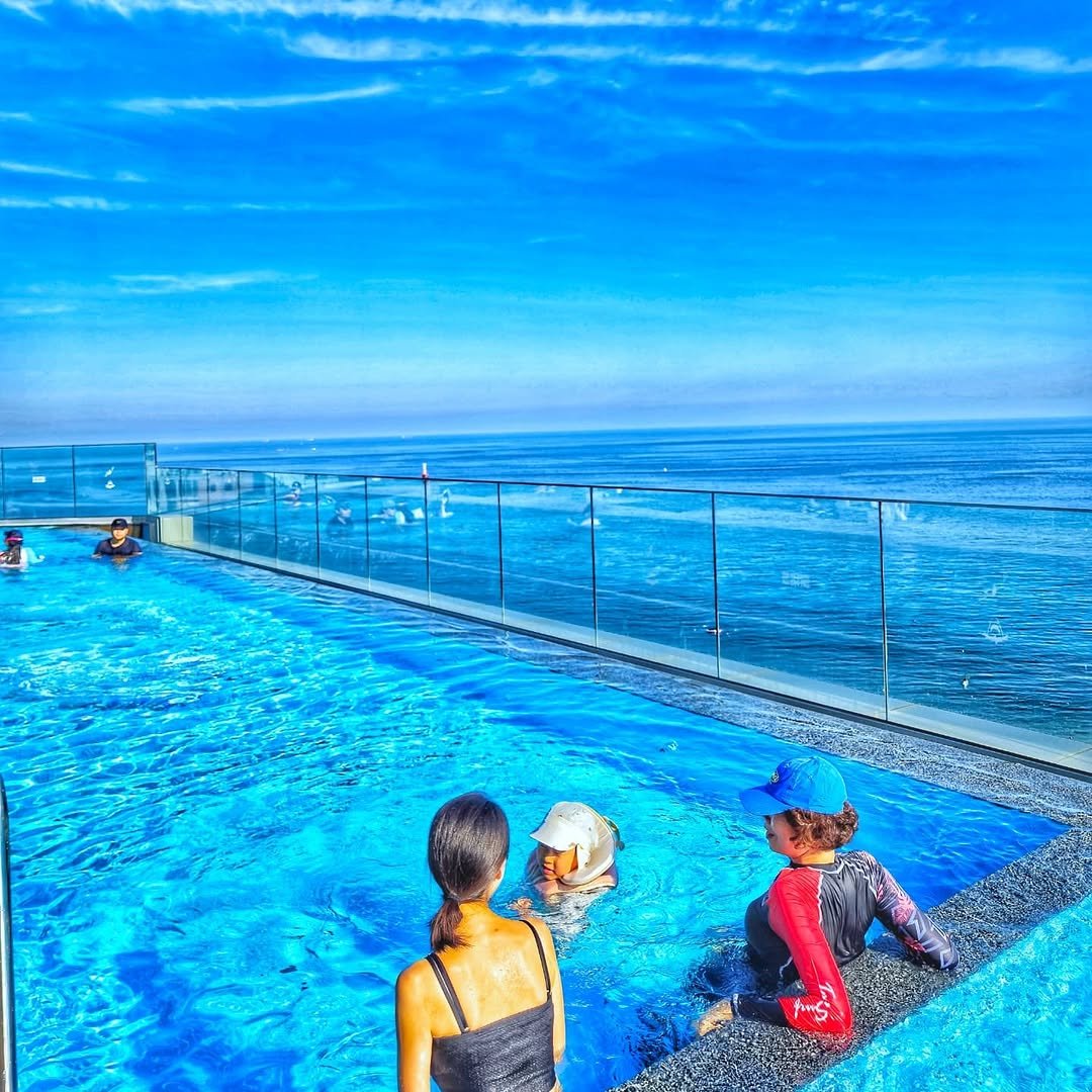 Photo by 가위남(가족을 위해 요리하는 남자)김성훈 on July 23, 2025. May be an image of 4 people, people swimming, deck chair, pool, cabana, water and text.