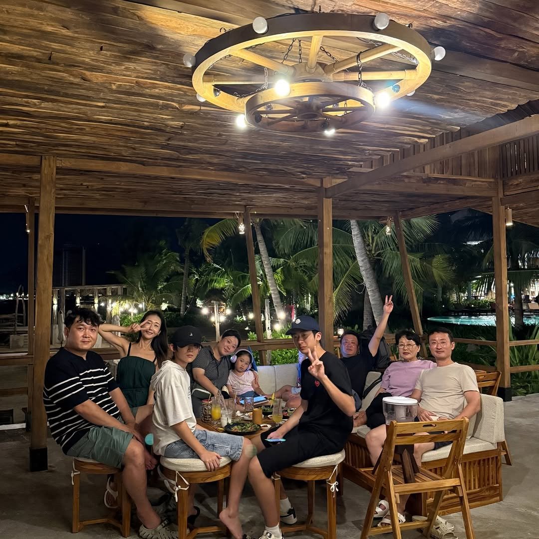 Photo by 가위남(가족을 위해 요리하는 남자)김성훈 on September 29, 2025. May be an image of 5 people, lighting, cabana, outdoors and text.
