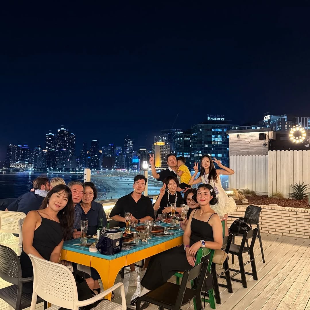 Photo by 가위남(가족을 위해 요리하는 남자)김성훈 on August 31, 2025. May be an image of 10 people, outdoors and text.