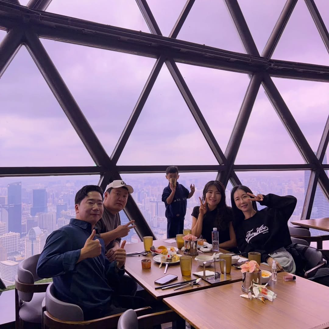 Photo by 가위남(가족을 위해 요리하는 남자)김성훈 on February 08, 2026. May be an image of Victoria Peak, tower and text.