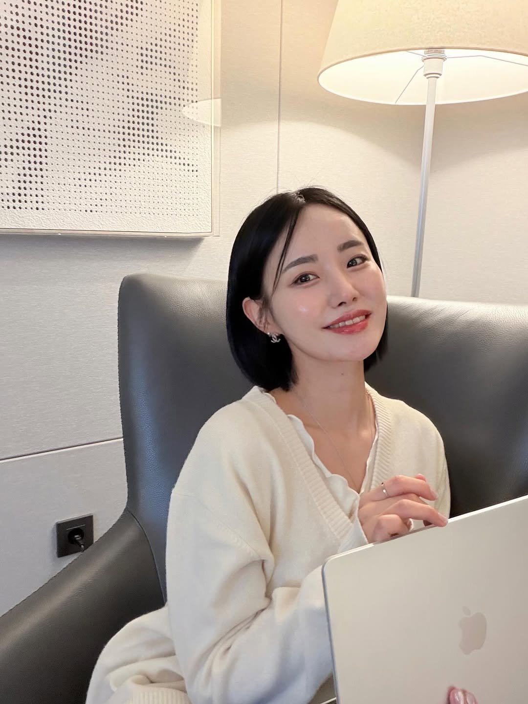 Photo by 슈퍼젝션 1위 | 모공밀도 • 노화 피부 전문 리겐스킨랩 | (주)리겐모어 대표 이승연 on February 20, 2026. May be an image of one or more people, hair, people studying, cornflower, office and text.