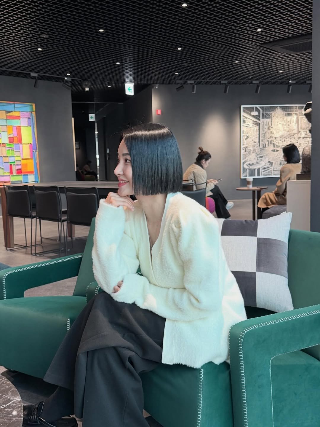 Photo by 슈퍼젝션 1위 | 모공밀도 • 노화 피부 전문 리겐스킨랩 | (주)리겐모어 대표 이승연 on February 21, 2026. May be an image of one or more people, hair, turtleneck, sofa and text.