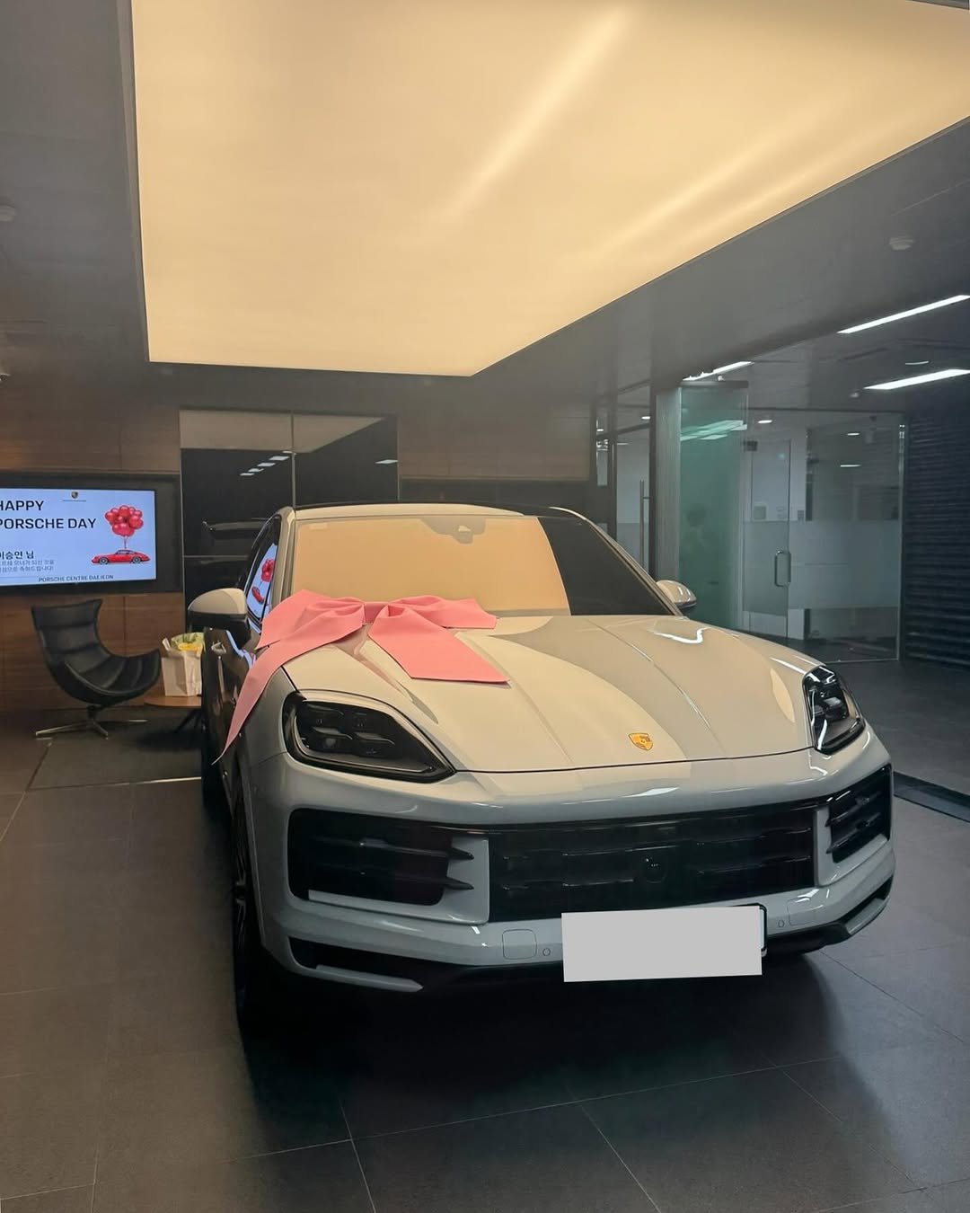 Photo by 슈퍼젝션 1위 | 2년 연속 최다 시술 수상 | 피부박사 피부관리 | (주) 리겐모어 대표 이승연 on September 07, 2025. May be an image of car, wheel and text.