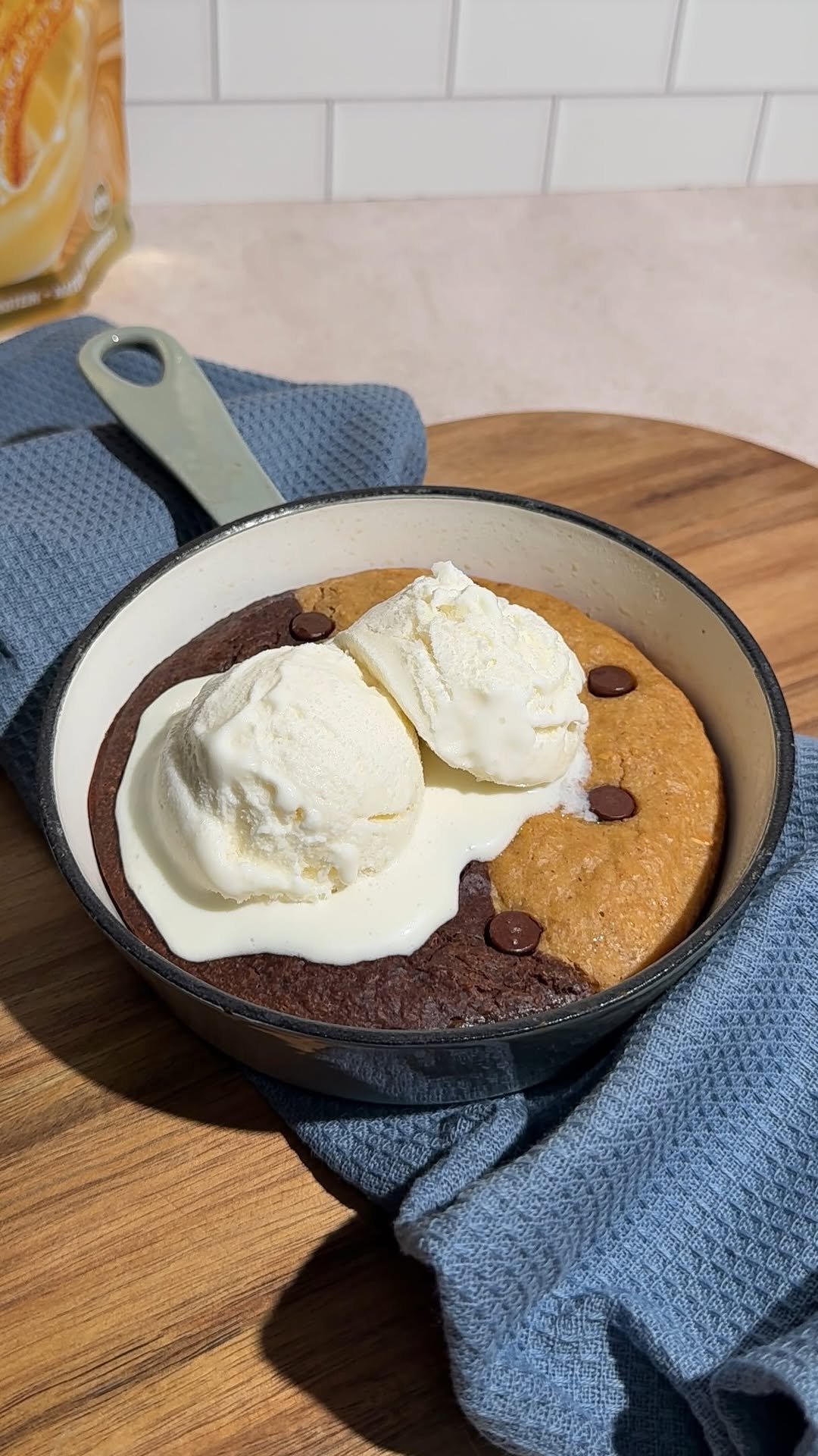 regs_healthy_eats 게시물 이미지: 🍪🍫This high-protein Brookie Cookie Skillet...