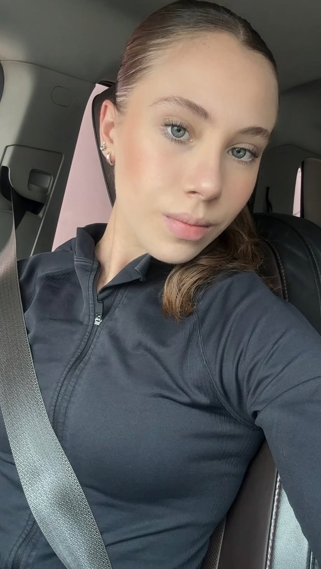 regs_healthy_eats 게시물 이미지: GRWM for the gym 🤍✨

Wearing my favorite...
