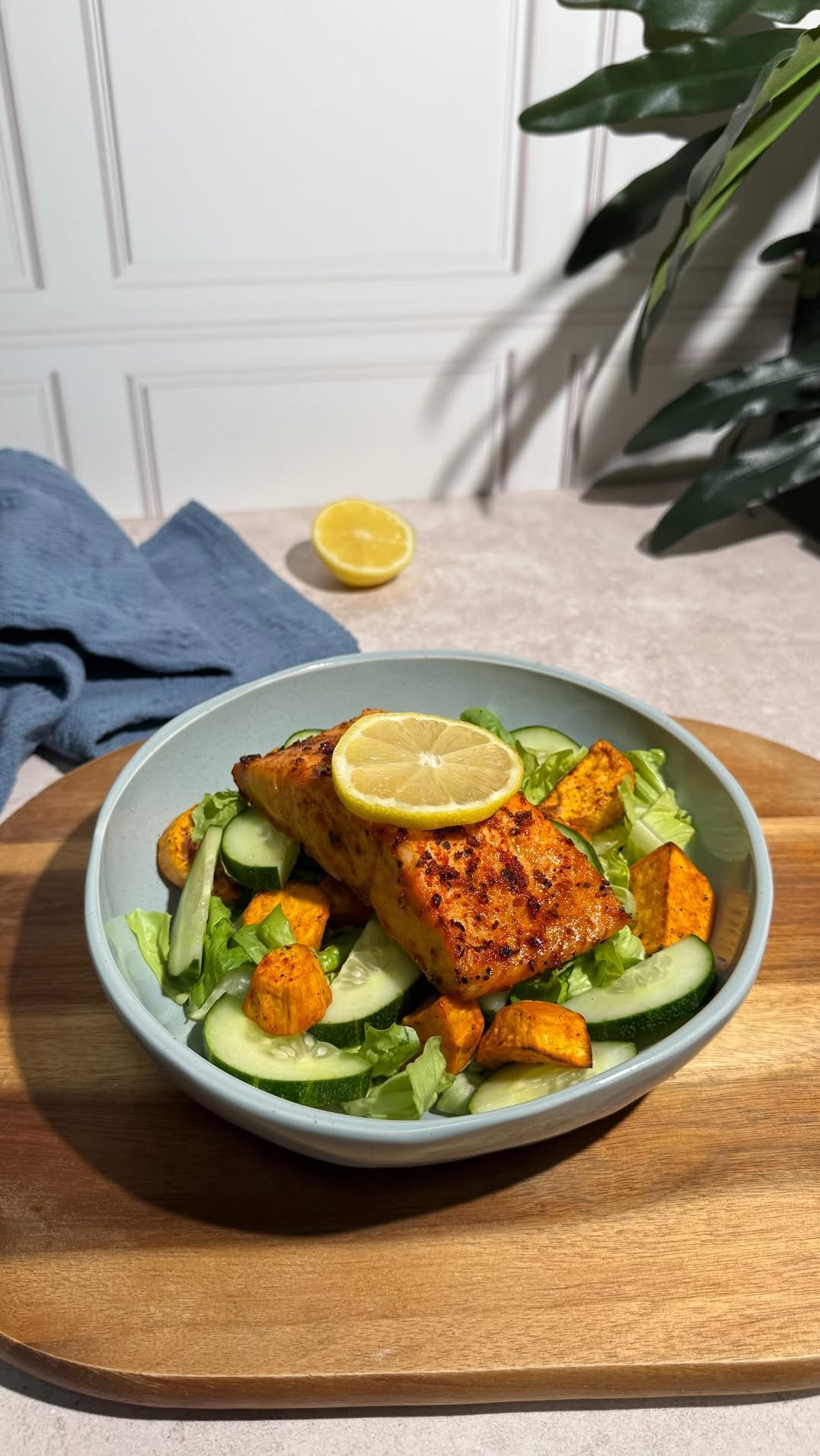regs_healthy_eats 게시물 이미지: 🐟This Maple Glazed Salmon Bowl is...