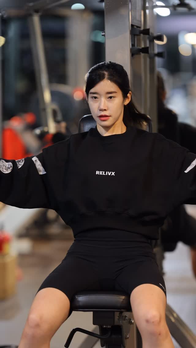 reliv_x 게시물 이미지: Moon T-shirt 🌕

지금처럼 살짝 쌀쌀할때는
데일리 겸용 운동복으로도 입을...