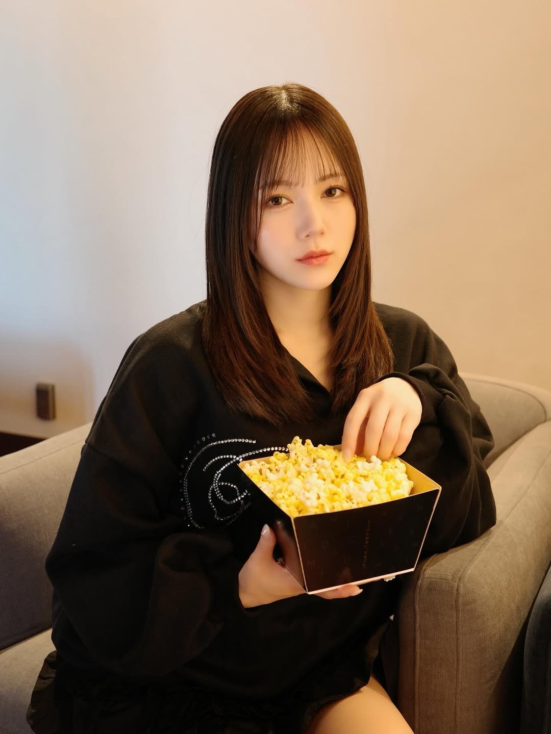 Photo by 涼森れむ on January 10, 2026. May be an image of one or more people, hair, popcorn and text.