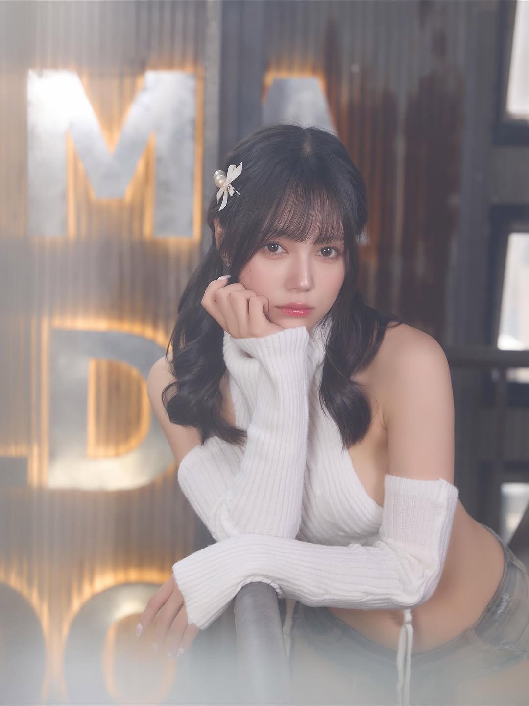 Photo by 涼森れむ on October 20, 2025. May be an image of one or more people, hair, makeup and bra.