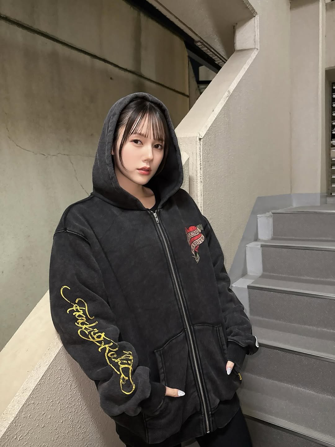 Photo by 涼森れむ on January 17, 2026. May be an image of duffle coat, fleece, jacket, parka, sweatshirt and text.