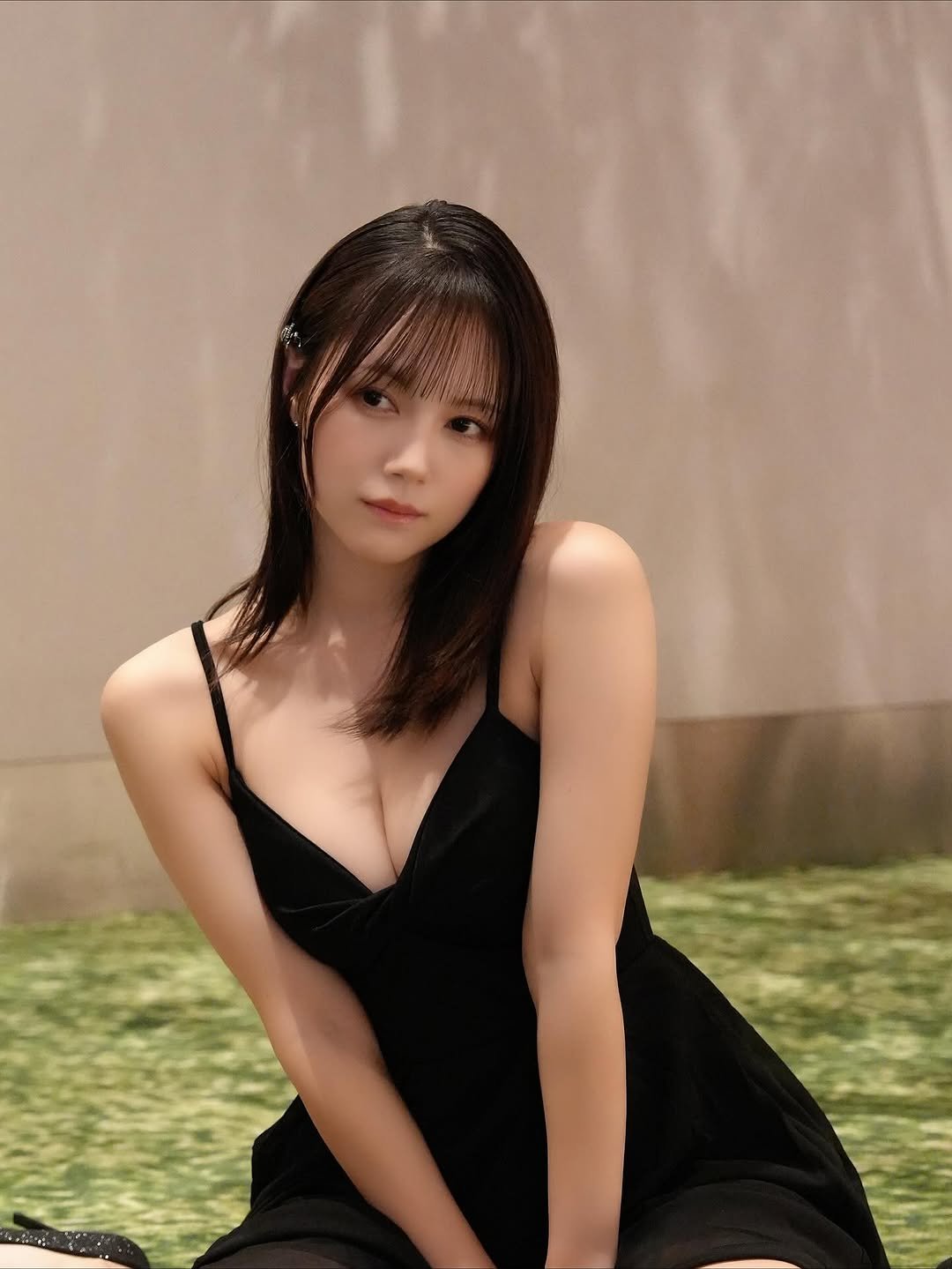 Photo by 涼森れむ on November 12, 2025. May be an image of one or more people, hair, slip, dress and text.