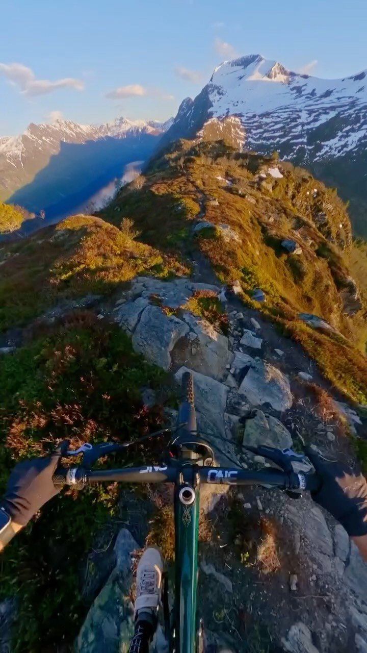 remymetailler 게시물 이미지: POV: You ride above the fjord in Norway at...