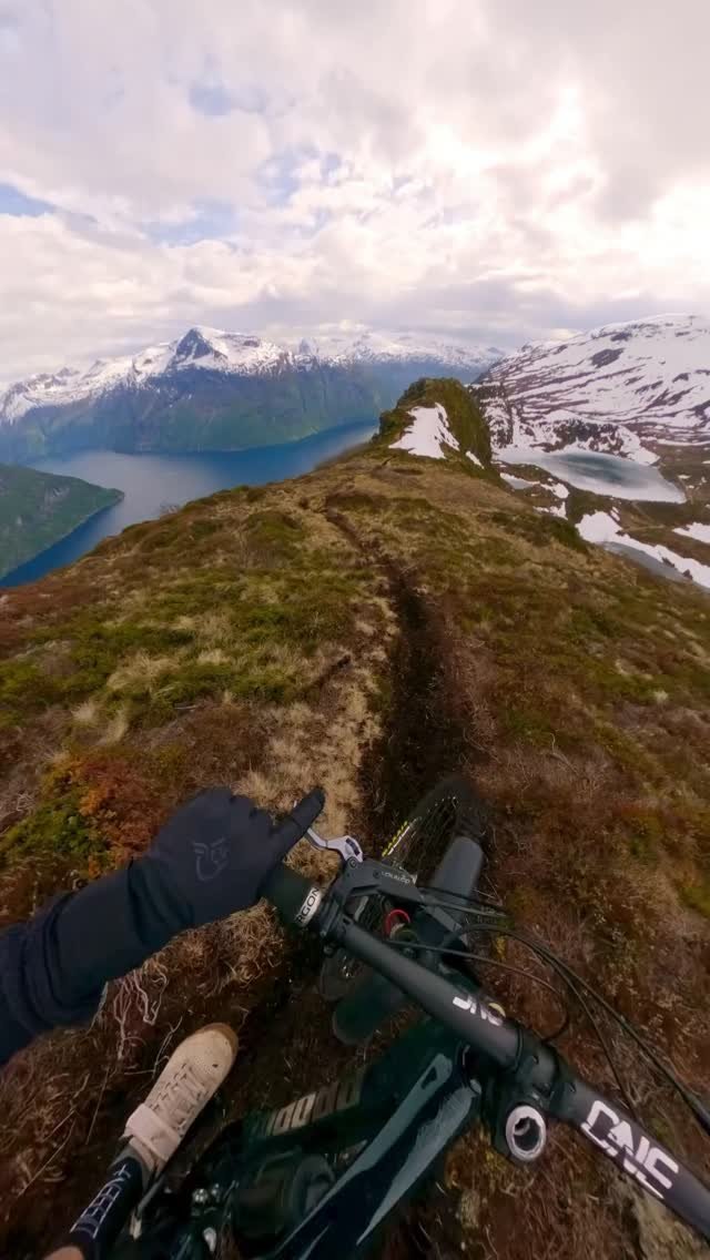 remymetailler 게시물 이미지: Little postal card from Norway.
The fjords...