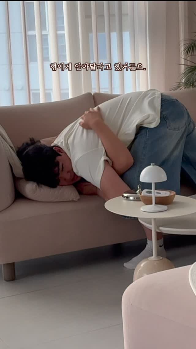rena.at.home 게시물 이미지: 둘째는 5살 어린 막둥이를
아빠처럼 사랑해요.
막둥이가 몸살로 아파서
온 가족이 볼...