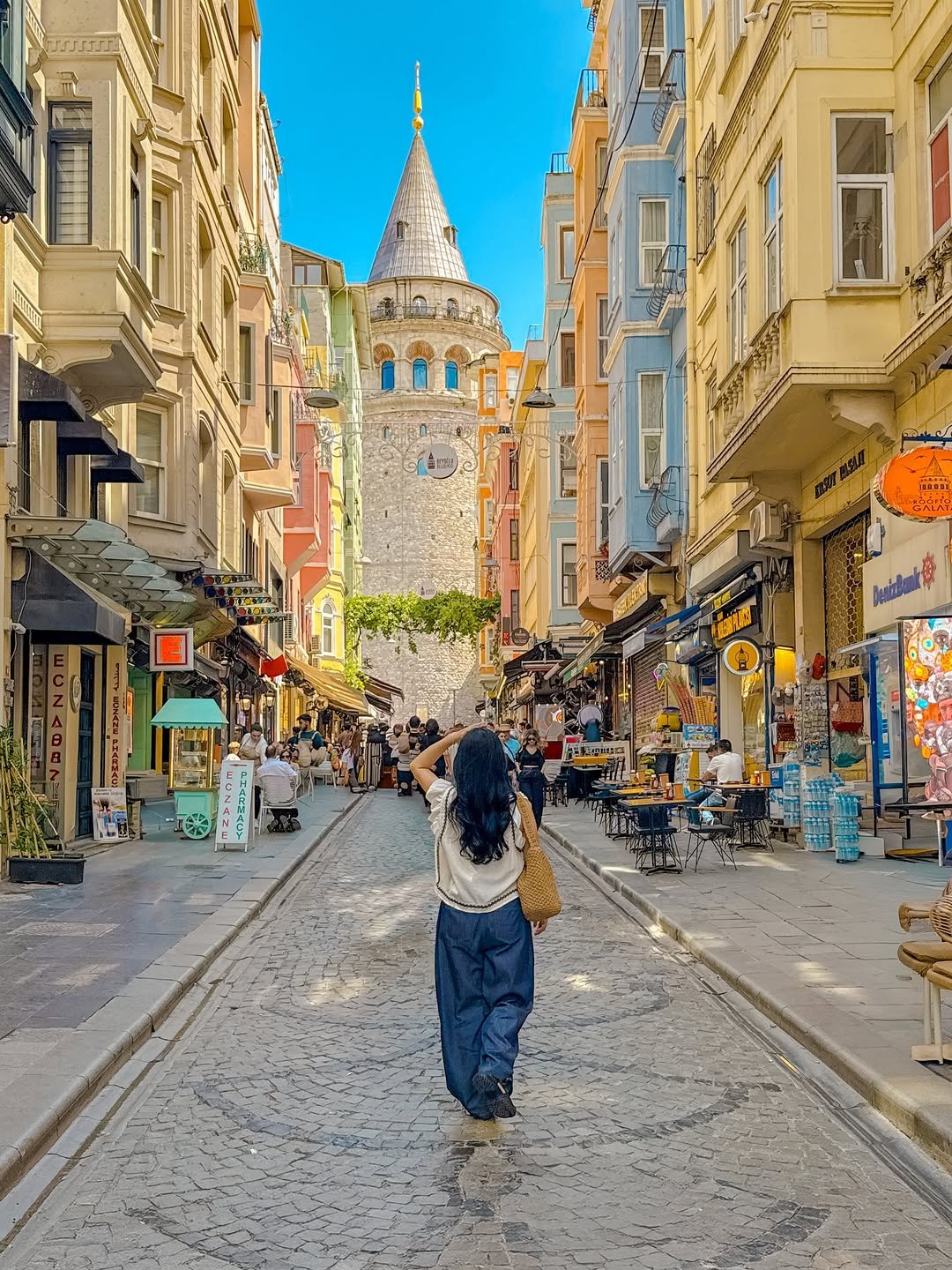 Photo shared by 레나 | 여행 크리에이터 on January 31, 2026 tagging @turkishairlines, @goturkiye, and @goturkiye_kr. May be an image of one or more people, street, buildings and text.