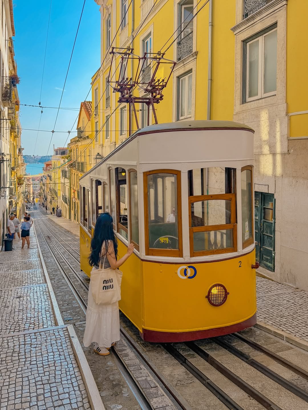 Photo shared by 레나 | 여행 크리에이터 on February 18, 2026 tagging @visitportugal, @portugal.explores, @lisbon.travel, and @portugalinkorea. May be an image of cablecar, trolley and text that says '福 1 กาบ กาเบ O'.