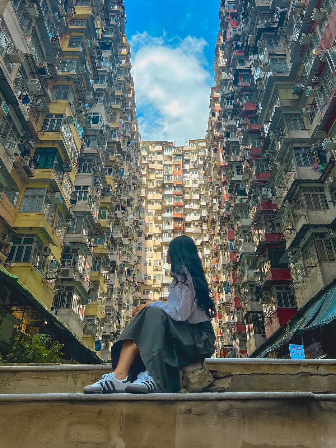 Photo shared by 레나 | 여행 크리에이터 on October 01, 2025 tagging @discoverhongkong, and @hongkongweek. May be an image of 1 person, skyscraper, La Sagrada Familia, Victoria Peak, buildings and text.