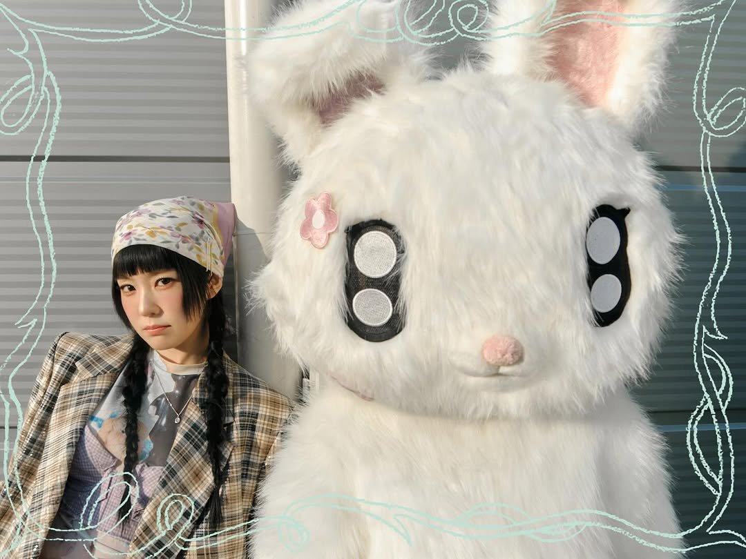 Photo by IRENE on March 18, 2026. May be an image of duffle coat, costume, headdress, beret and text that says '8 g'.