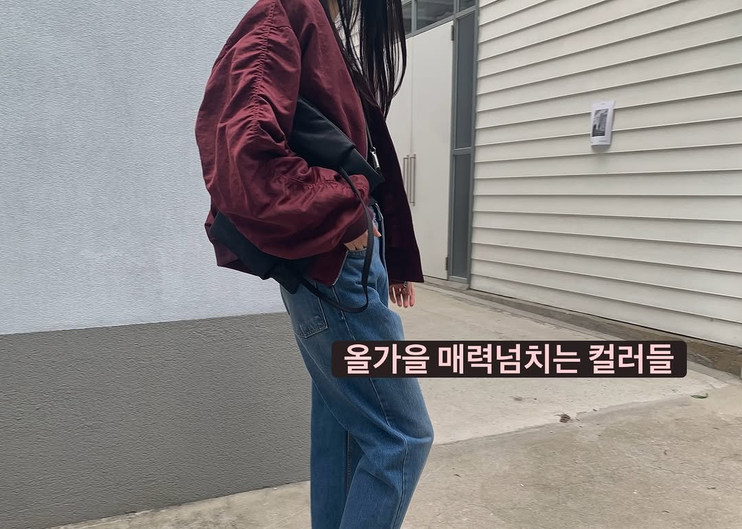 Photo by REPELLER (wholesale Clothing) on September 26, 2025. May be an image of 1 person, duffle coat and text that says '올가을 매력넘치는 컬러들'.