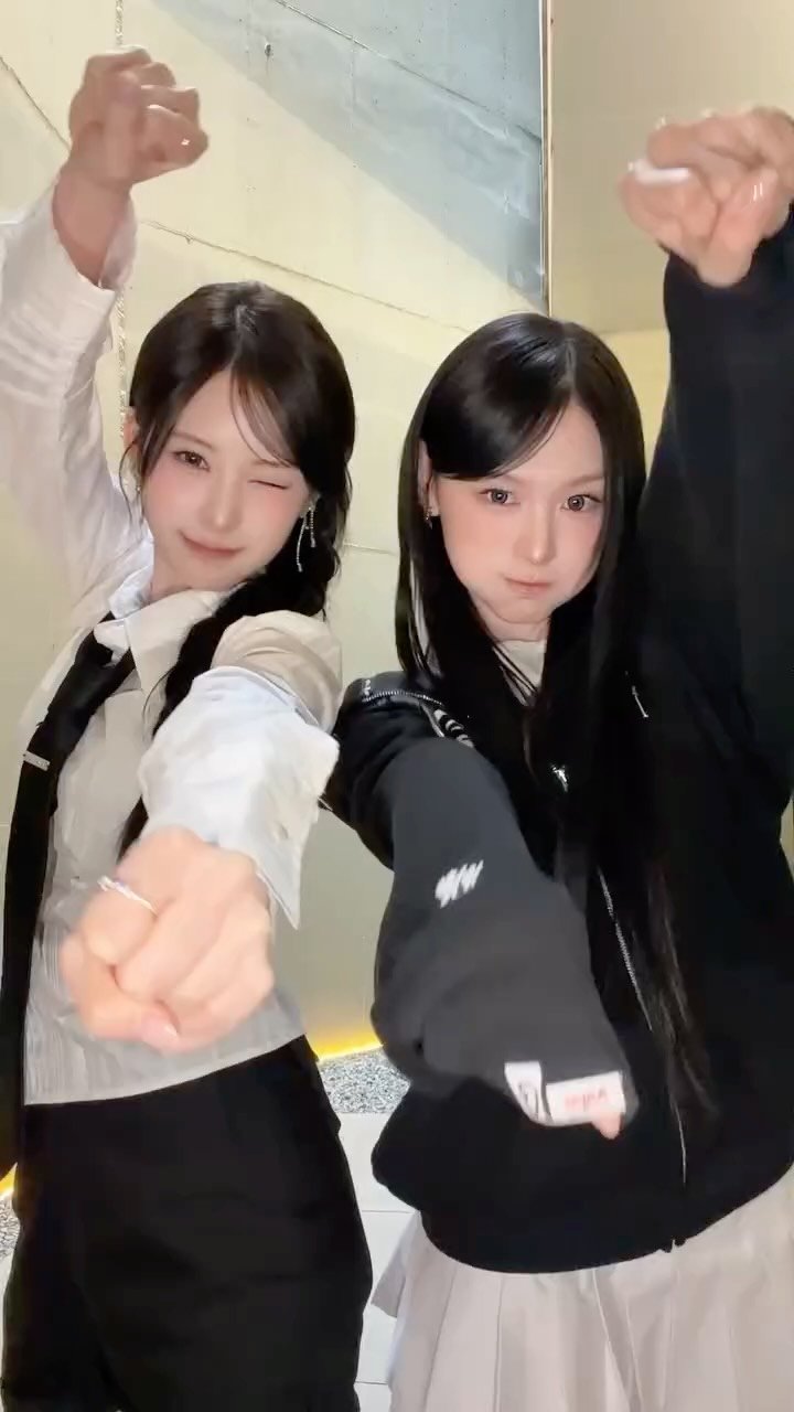 rescene_official 게시물 이미지: 저 하늘에 별 같아 🌟

#LIV #MINAMI
#RESCENE #리센느
#challenge