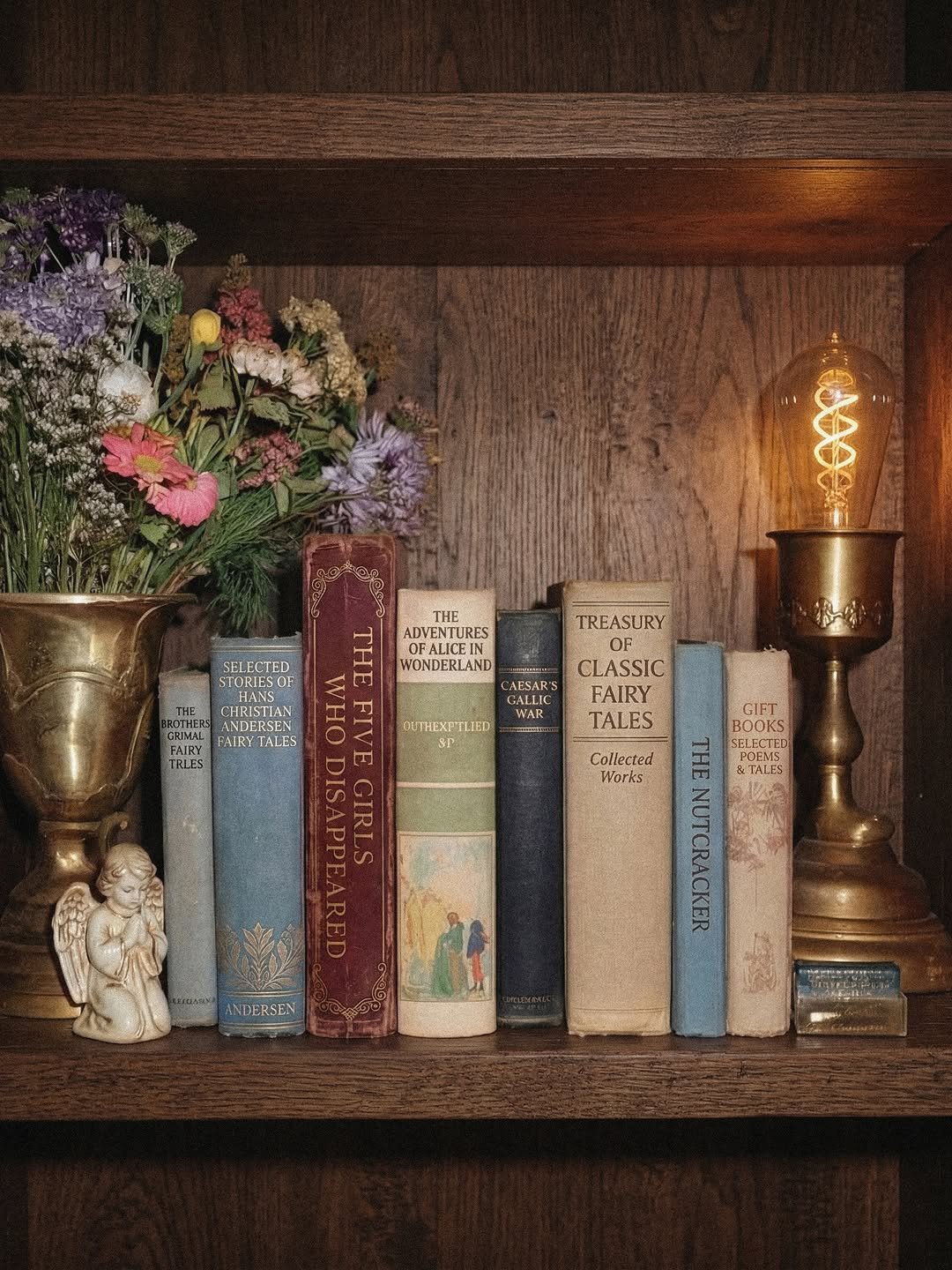 Photo by RESCENE 리센느 on March 30, 2026. May be an image of book, shelf and text.