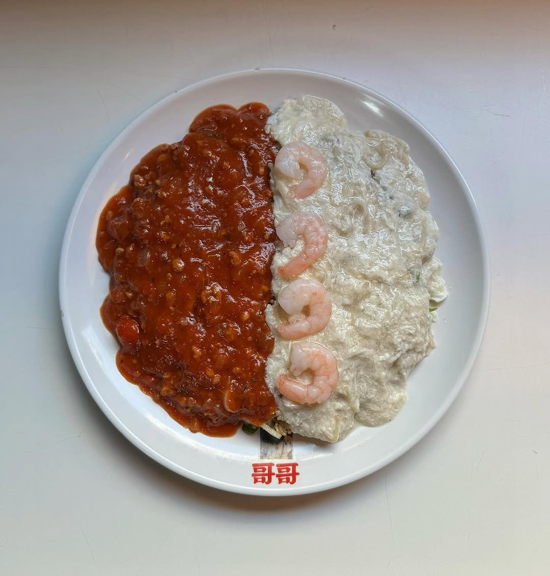 Photo by 남준영 on September 26, 2025. May be an image of congee, porridge, grits, prawn, shrimp, sauce and text that says '哥哥'.