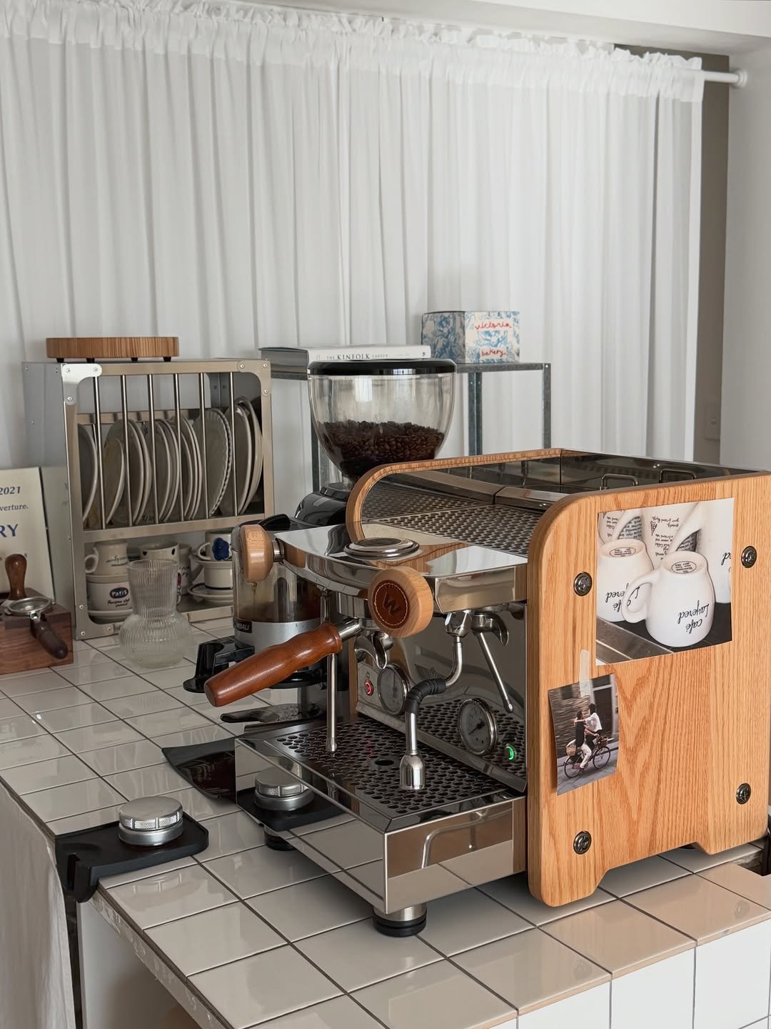 Photo by 른 른 ♡ on December 21, 2025. May be an image of coffee maker, grinder, kitchen appliance, rack, cooker, kitchen and text.