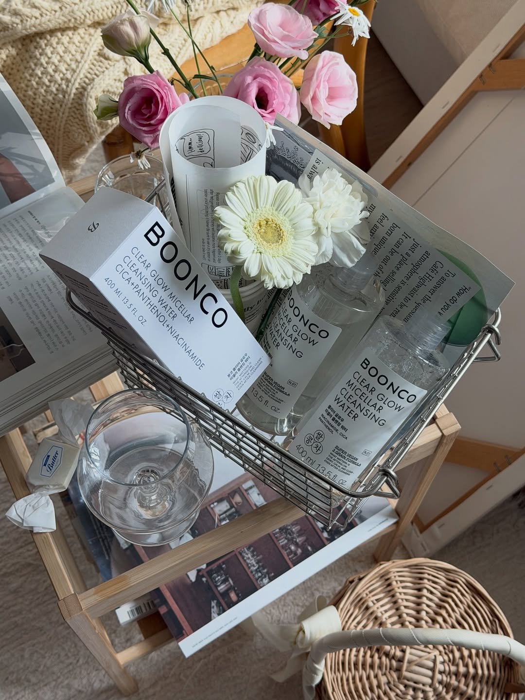 Photo by 른 른 ♡ on January 16, 2026. May be an image of flower arrangement, candle, hamper, placemat, baby's-breath, prairie gentian and text.