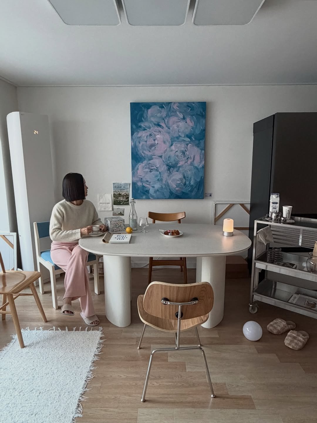 Photo by 른 른 ♡ on January 09, 2026. May be an image of table, bureau, desk, indoors, living room, office and text.