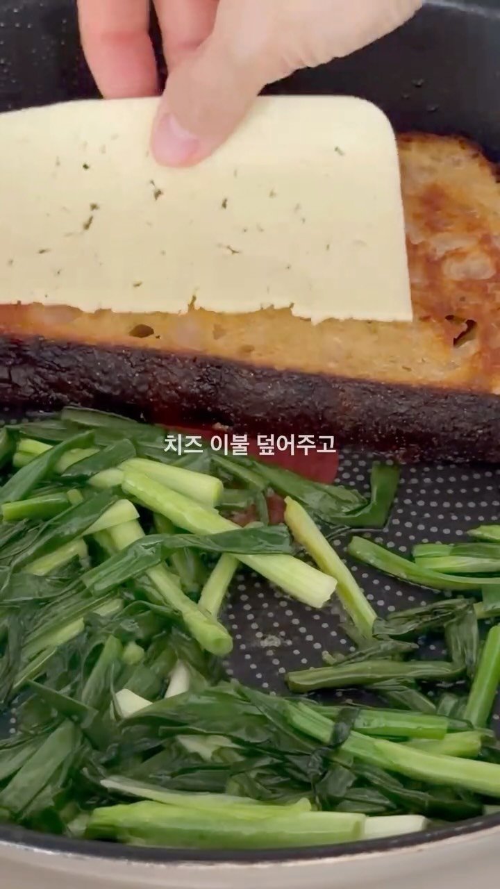 reun_reun 게시물 이미지: 어제 목요일의 기록🤍🤎🤍
주방정리하고 쪽파 치즈🫶🏻

#주방인테리어 #주방템...