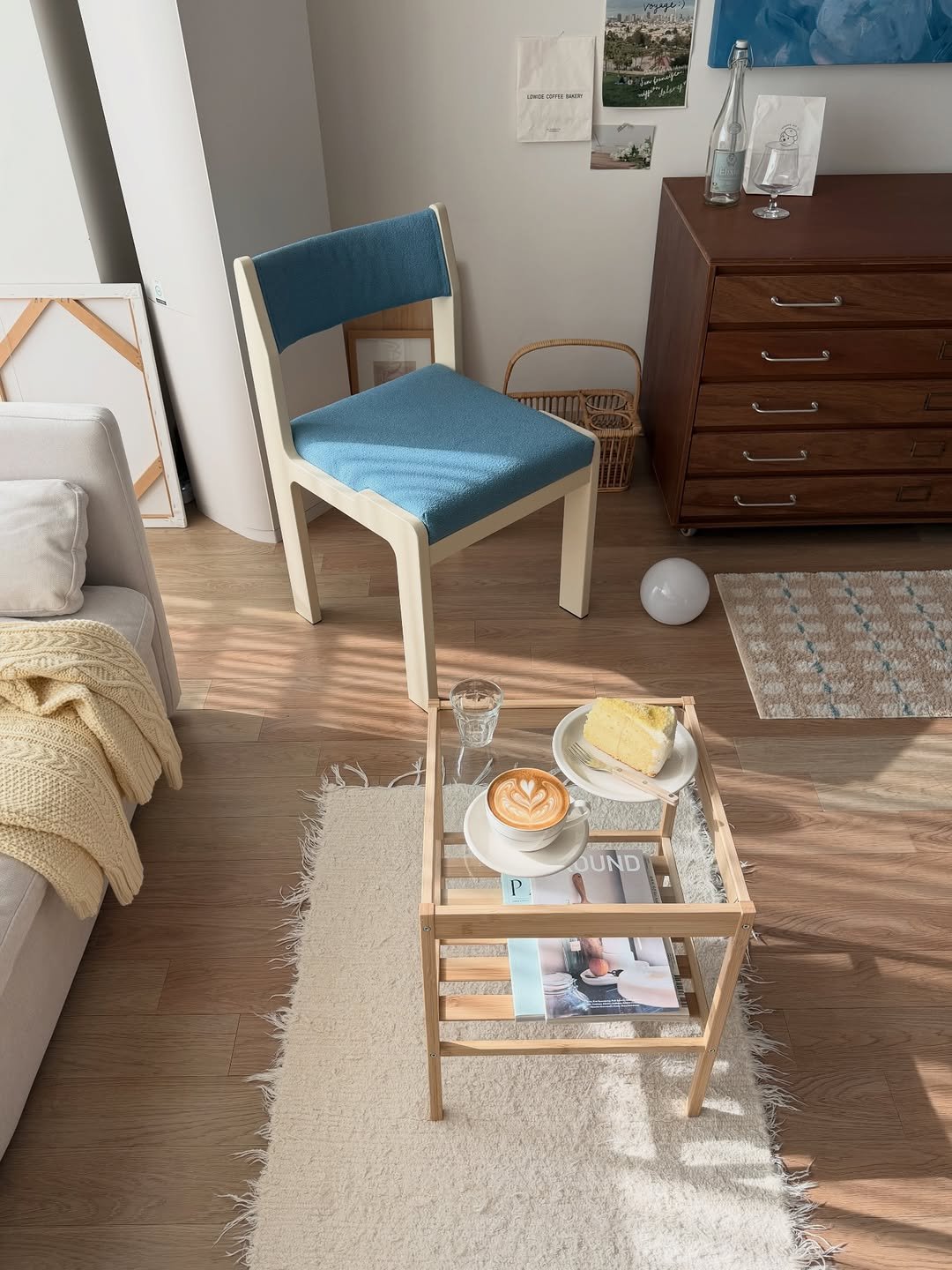 Photo by 른 른 ♡ on December 08, 2025. May be an image of footstool, chair, armchair, indoors and text.