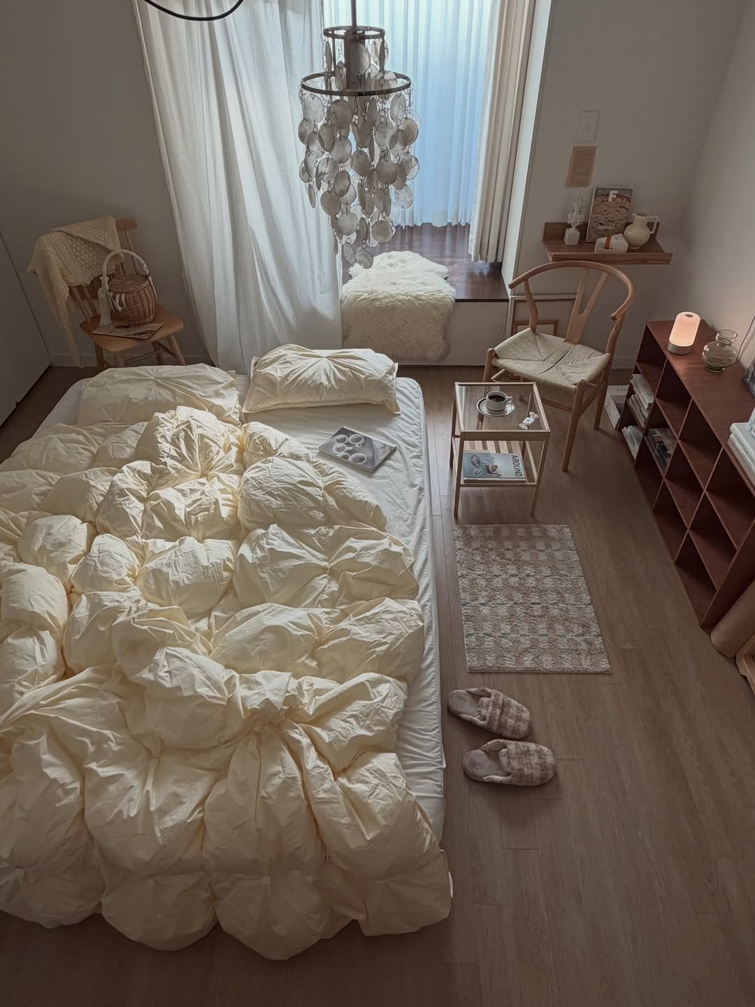 Photo shared by 른 른 ♡ on December 27, 2025 tagging @koyuhaus. May be an image of mosquito net, mattress, bed, baby bed, beanbag chair, bedroom, indoors and text.