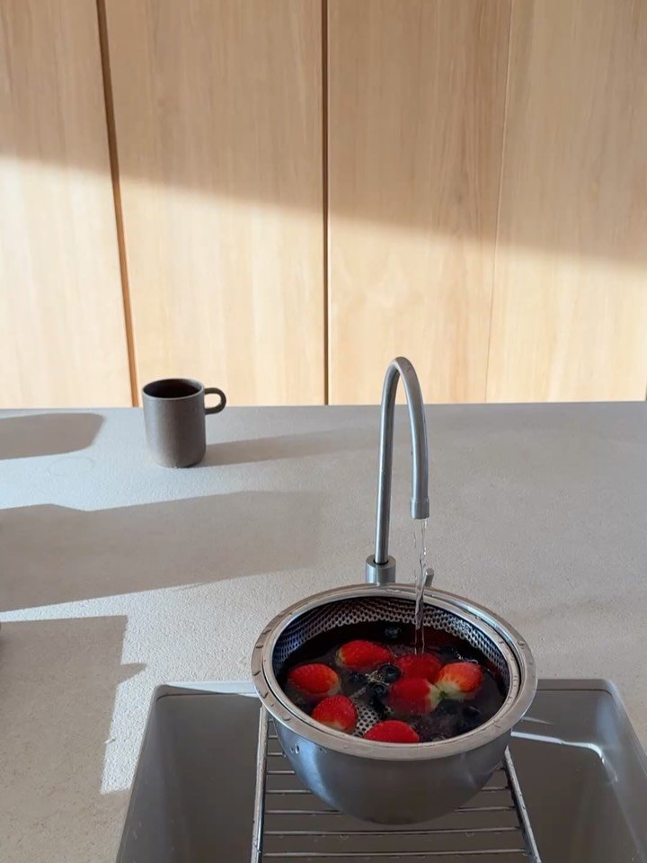 revedehome 게시물 이미지: 1. 내사랑 딸기, 블루베리 🍓🫐
2. 집에서 주방까지 들어오는 햇살 볼 때 젤...