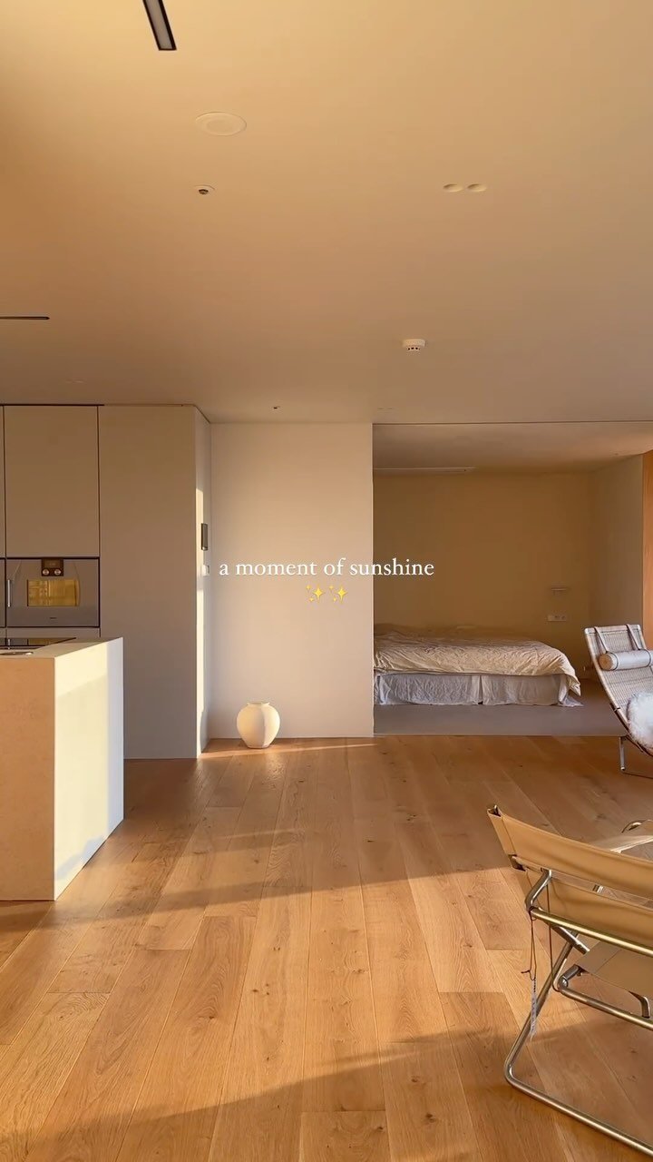 revedehome 게시물 이미지: a moment of sunshine✨✨
겨울 오전 8:10분부터 색이 변하는...