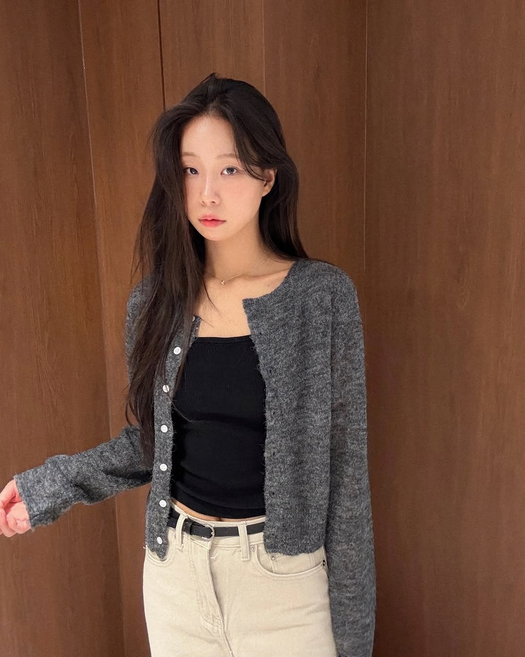 Photo by 레브도르ㅣ코대리 on March 06, 2026. May be an image of one or more people, hair, duffle coat, cardigan, top and text.