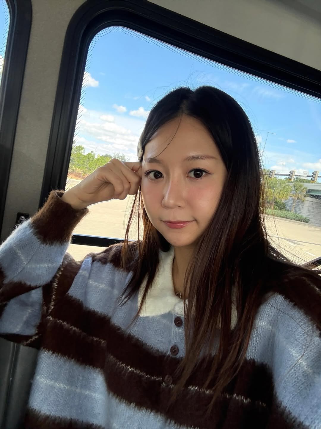 Photo by 리뷰한다 송미니 on January 25, 2026. May be an image of one or more people, hair, duffle coat, bus, parka and text.