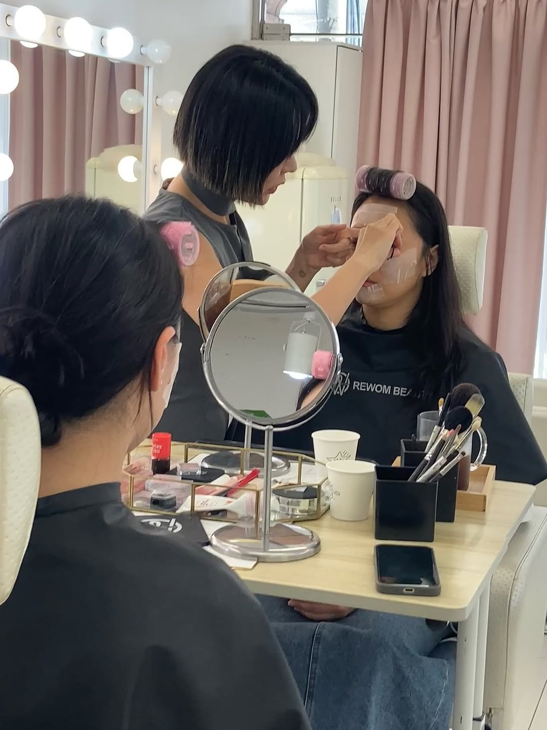 rewombeauty 게시물 이미지: ✔️메이크업을 한다는 건 
👉🏻 내 아름다운 부분을 찾는것 !

바꾸려고만 하는...