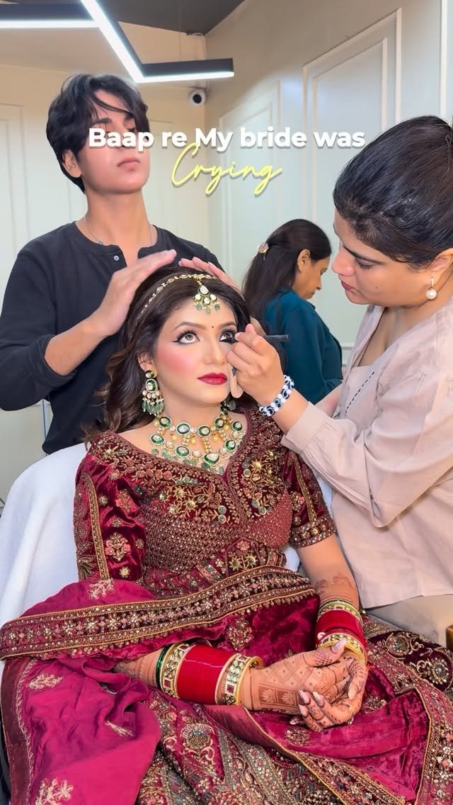 richa.kritids 게시물 이미지: Matte eye makeup with sheen red lips!💄
Kaisi...