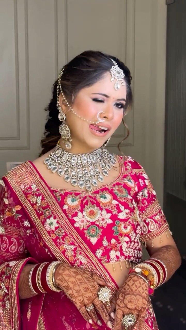 richa.kritids 게시물 이미지: Tareef toh karni padegi? 😅
Makeup by...