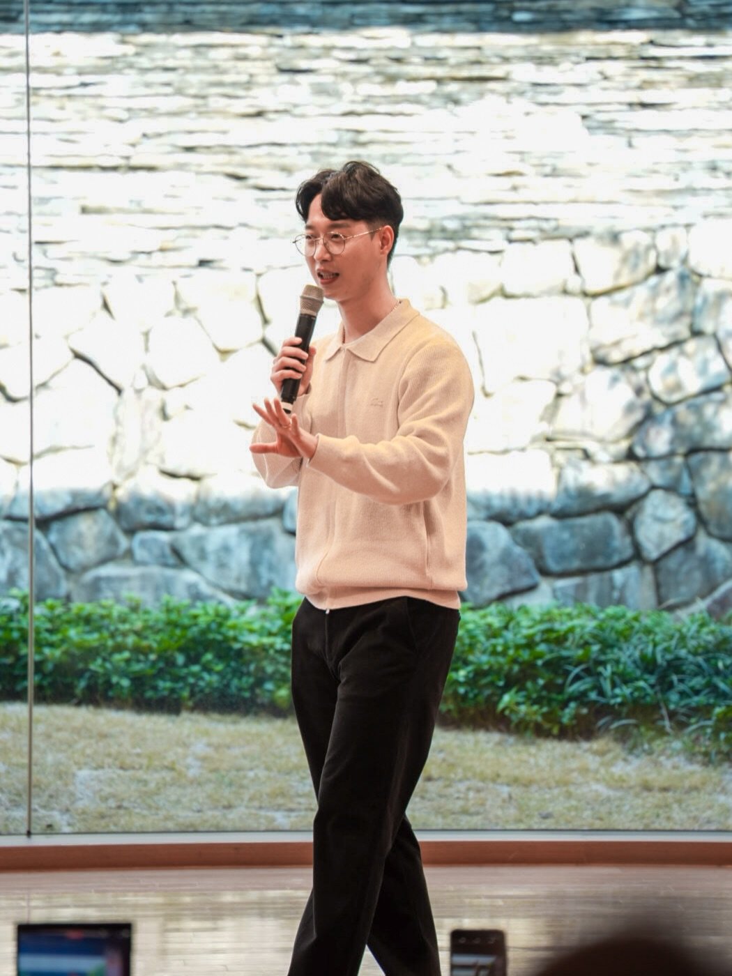 Photo by 리치파카 강연주ㅣ북스타그램ㅣ자기계발ㅣ미라클모닝 on April 12, 2026. May be an image of one or more people, microphone and text.