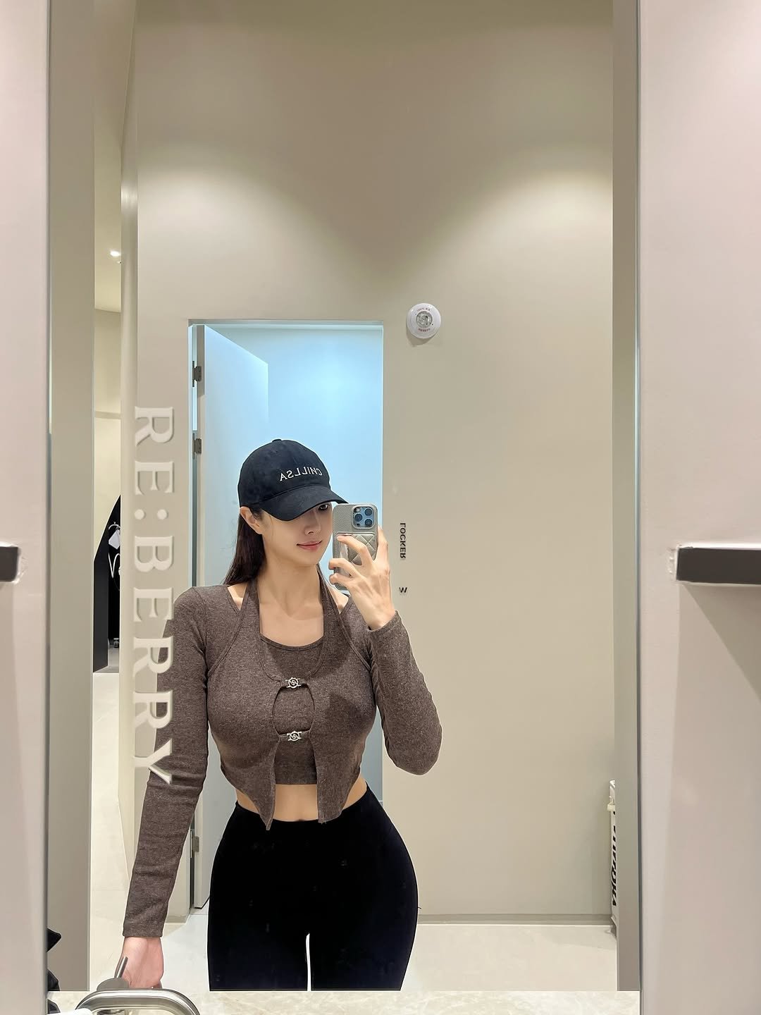 Photo by 리치 on November 01, 2025. May be a selfie of activewear, sweatpants, sweatshirt, turtleneck, sportswear, tights and text.