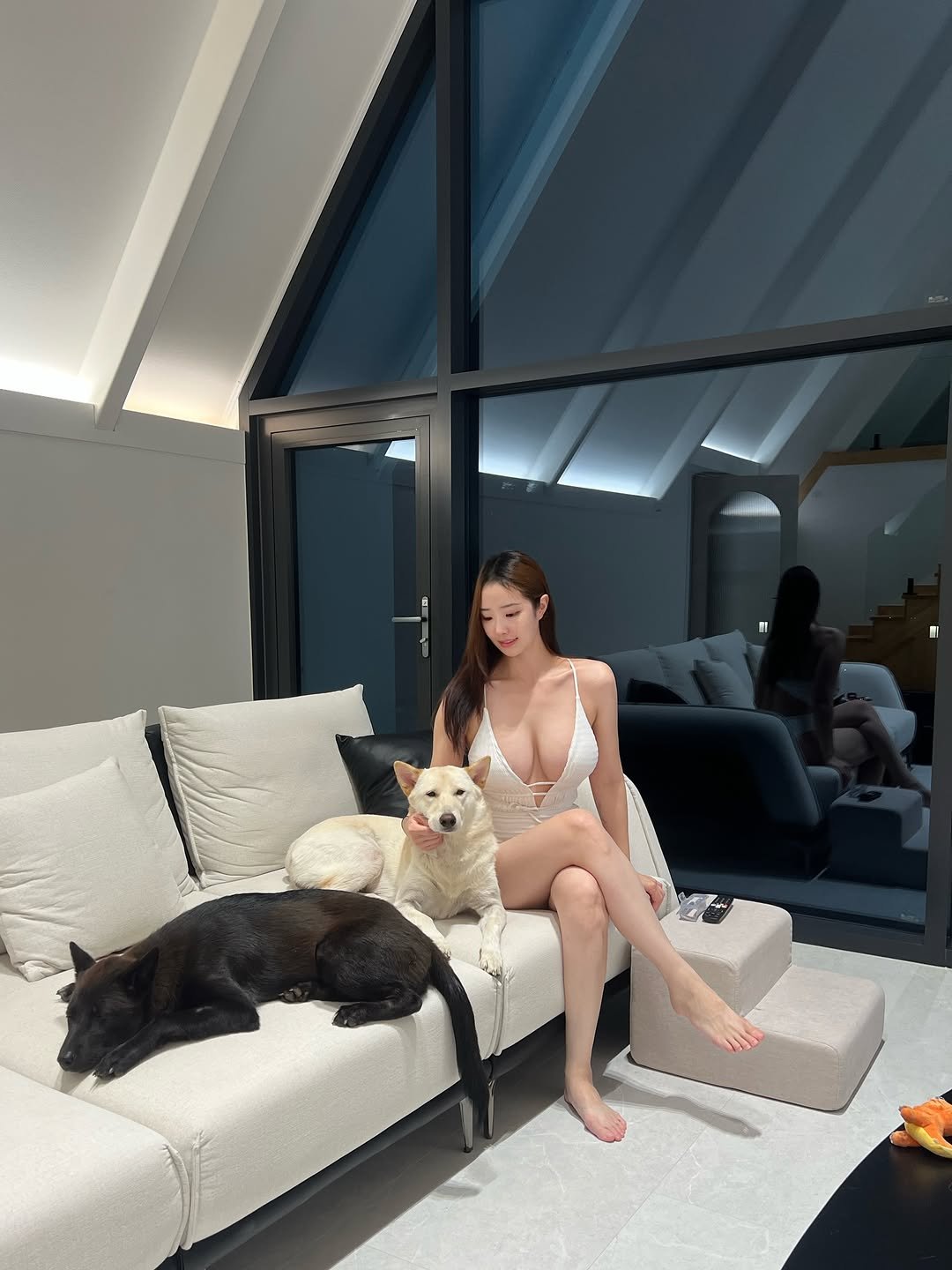 Photo by 리치 on December 14, 2025. May be an image of Groenendael, chaise lounge, sofa, indoors and text.